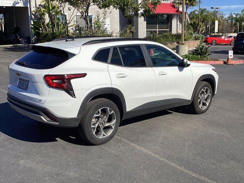 Used 2025 Chevrolet Trax LT w/ LT Convenience Package image 1