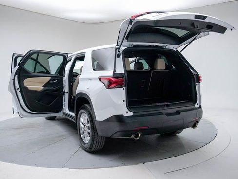 Used 2022 Chevrolet Traverse LS image 19