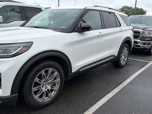 Certified 2025 Ford Explorer Platinum AWD/4WD image 1