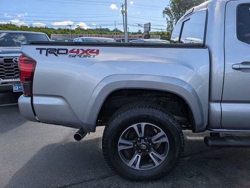 Used 2018 Toyota Tacoma TRD Sport w/ Exterior Package AWD/4WD image 8