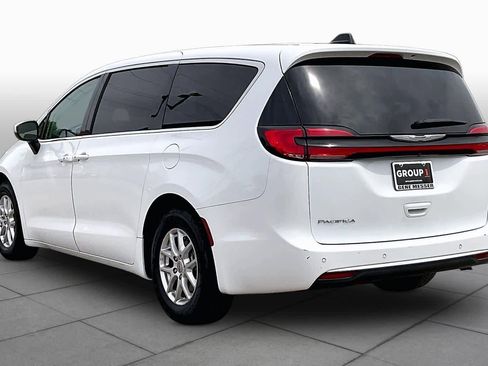 Used 2023 Chrysler Pacifica Touring-L FWD image 11