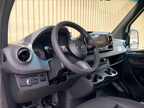 Used 2025 Mercedes-Benz Sprinter 2500 image 18
