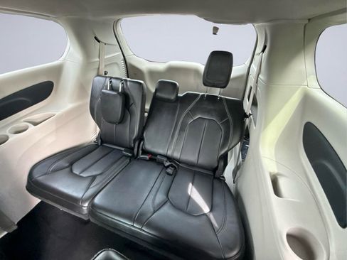 Used 2023 Chrysler Pacifica Touring-L FWD image 18