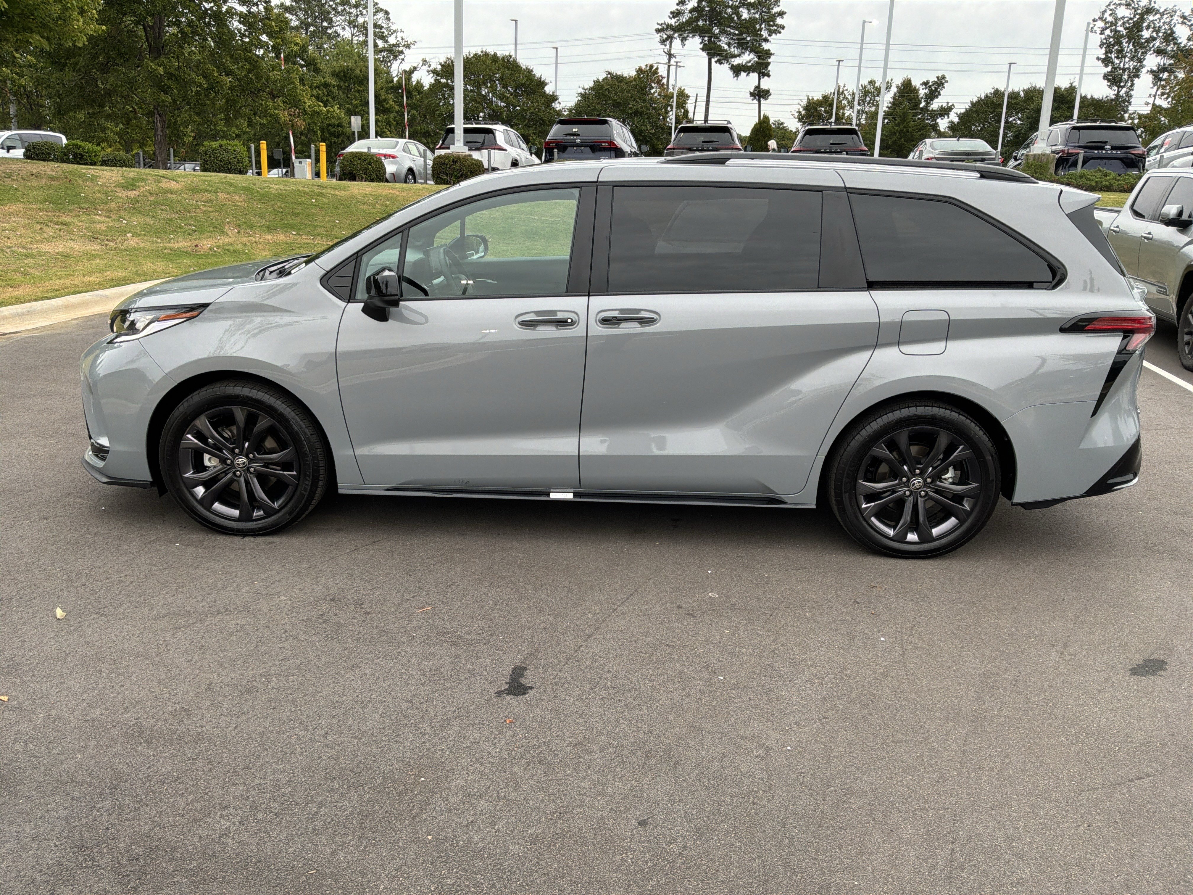 Used 2026 Toyota Sienna XSE FWD image 7