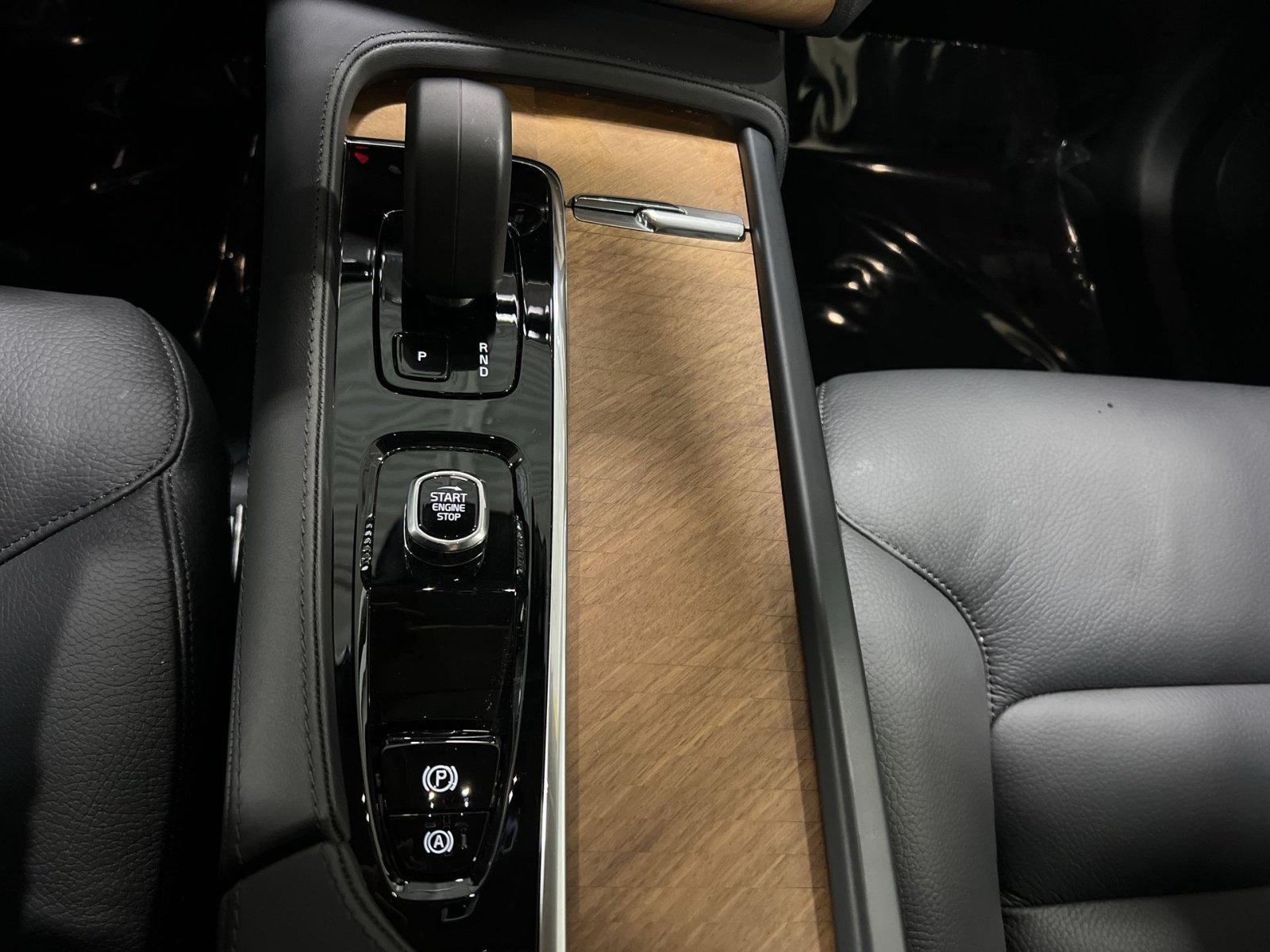 Certified 2025 Volvo XC90 T8 Plus w/ Protection Package AWD/4WD image 22