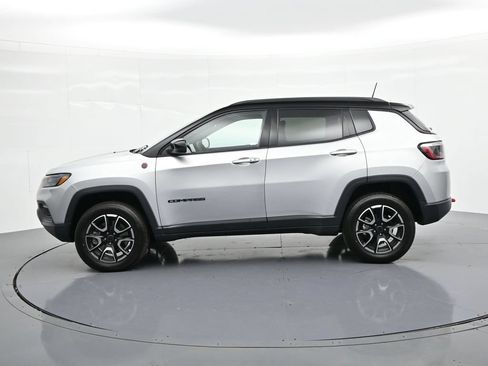 Used 2025 Jeep Compass Trailhawk AWD/4WD image 8