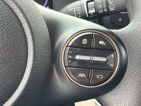 Used 2025 Kia Soul LX w/ LX Technology Package FWD image 25