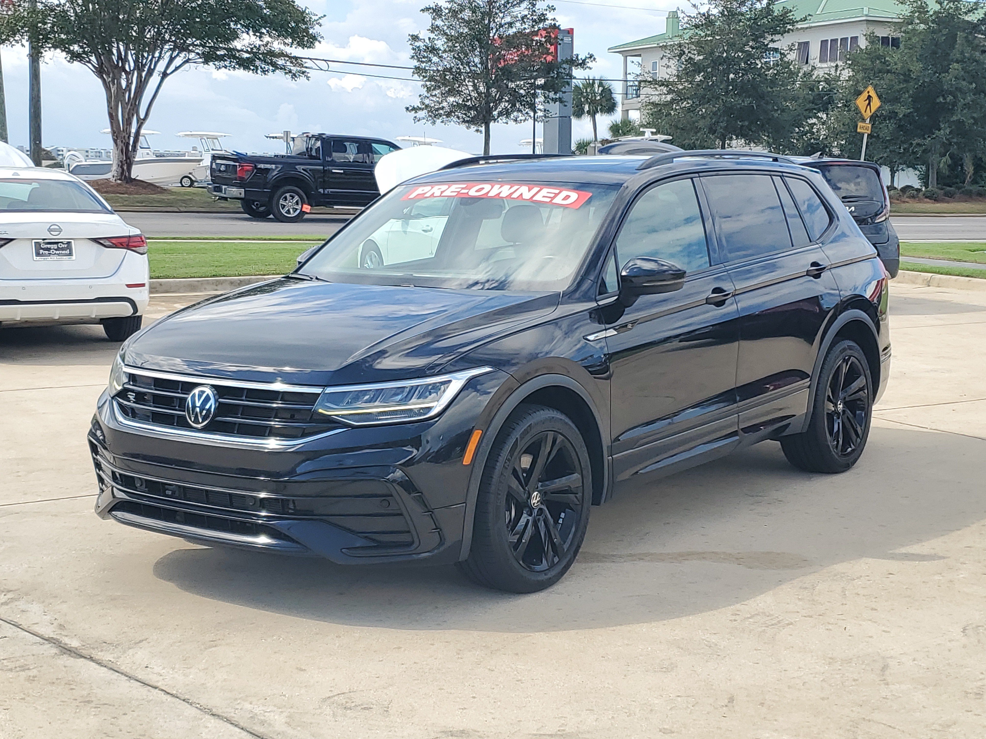 Used 2024 Volkswagen Tiguan SE R-Line FWD image 1