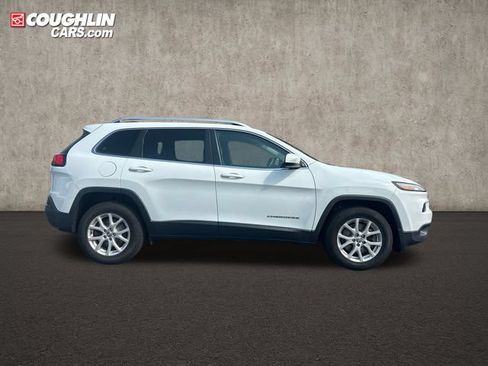 Used 2017 Jeep Cherokee Latitude w/ Cold Weather Group AWD/4WD image 8