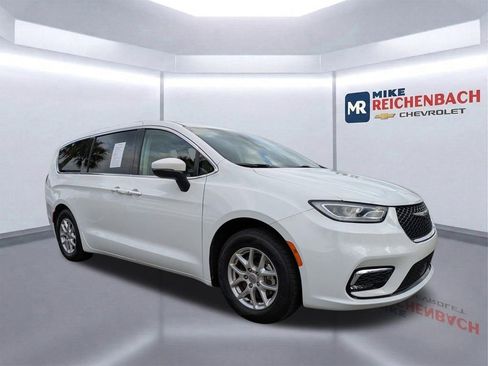 Used 2023 Chrysler Pacifica Touring-L image 2