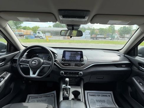 Used 2025 Nissan Altima 2.5 SV FWD image 14