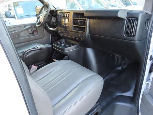 Used 2015 Chevrolet Express 2500 image 17