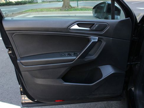 Used 2021 Volkswagen Tiguan SE image 15