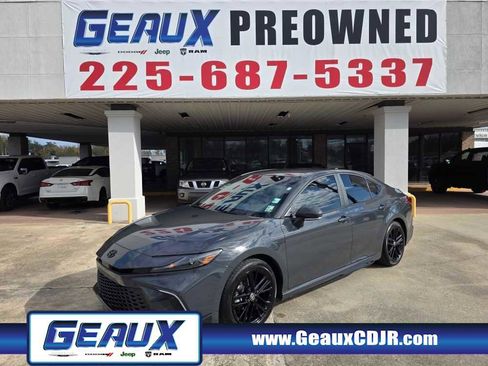 Used 2025 Toyota Camry SE image 1