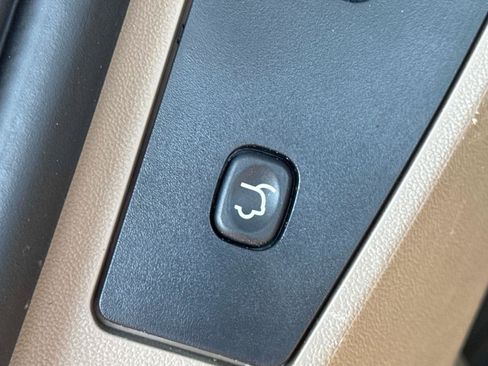 Used 2016 Chrysler Town & Country Touring image 12