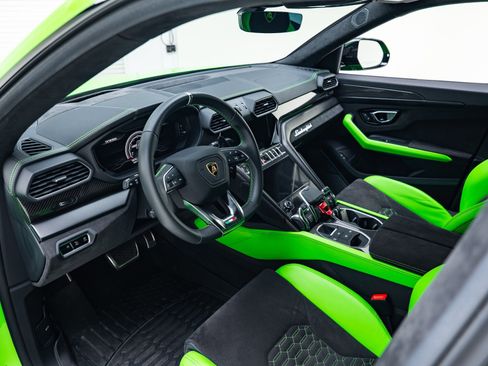 Used 2021 Lamborghini Urus image 2