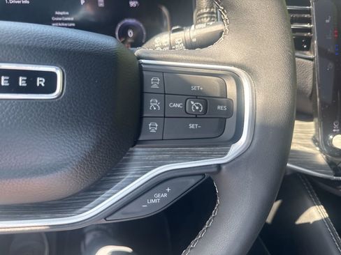 Used 2023 Jeep Wagoneer L Series III w/ Premium Group I image 17