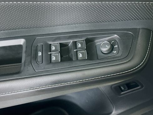 Used 2025 Volkswagen Atlas SE FWD image 15
