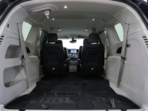 Used 2023 Chrysler Pacifica Touring-L image 29