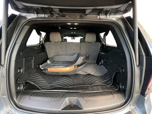 Used 2022 Chevrolet Suburban LT w/ Luxury Package image 19