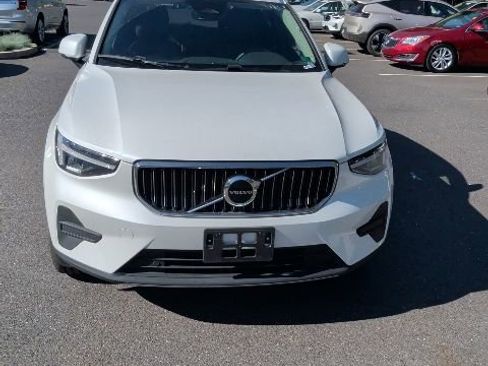 Certified 2025 Volvo XC40 B5 Core AWD/4WD image 1