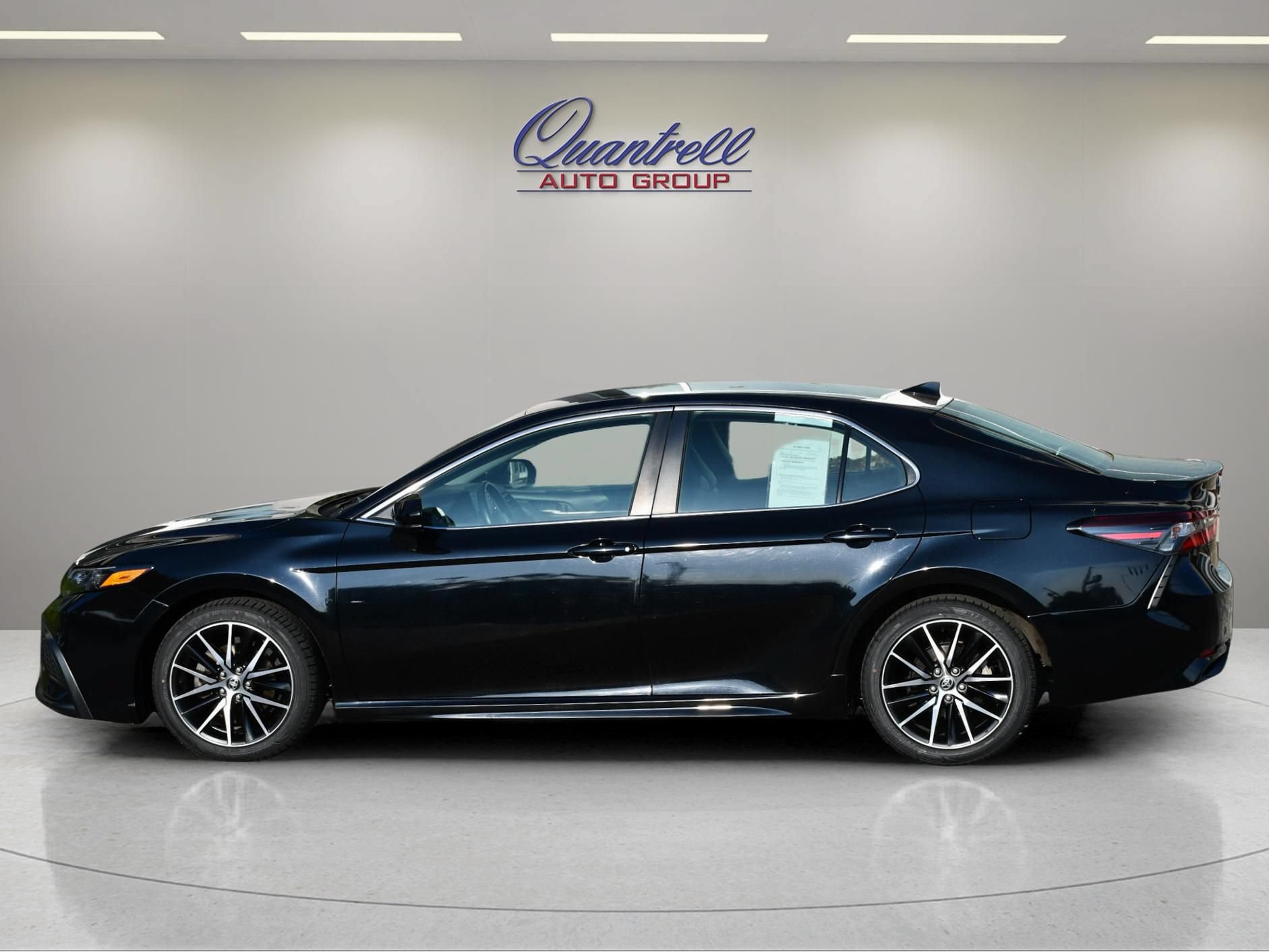 Used 2021 Toyota Camry SE FWD image 7