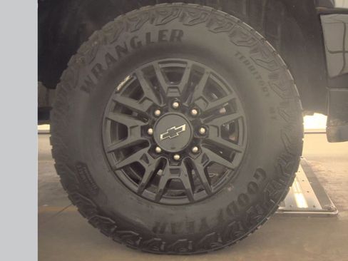 Used 2025 Chevrolet Silverado 2500 ZR2 w/ Technology Package image 11