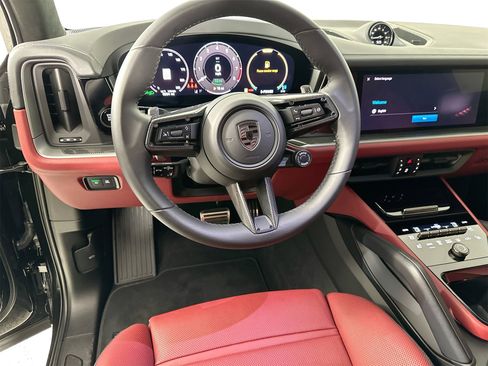 Certified 2025 Porsche Cayenne Turbo image 18