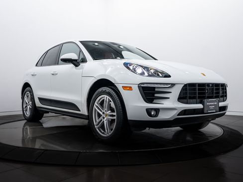 Certified 2018 Porsche Macan image 9