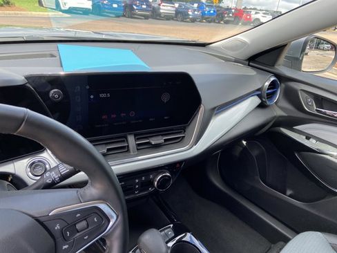 Used 2025 Chevrolet Trax LT w/ LT Convenience Package FWD image 23