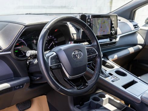 Used 2021 Toyota Sienna XSE FWD image 22