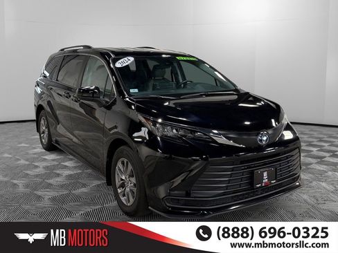 Used 2024 Toyota Sienna LE AWD/4WD image 1