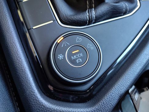 Used 2024 Volkswagen Taos SE w/ Panoramic Sunroof Package image 26