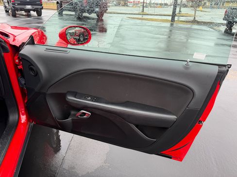 Used 2019 Dodge Challenger SXT image 9