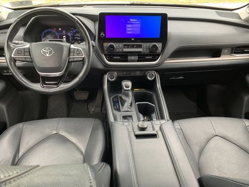 Used 2024 Toyota Grand Highlander AWD image 16
