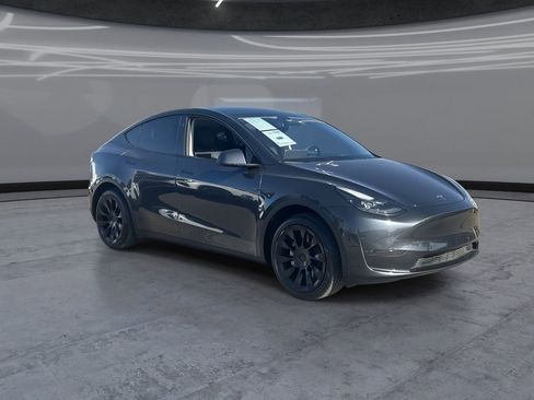 Used 2024 Tesla Model Y Long Range RWD image 2