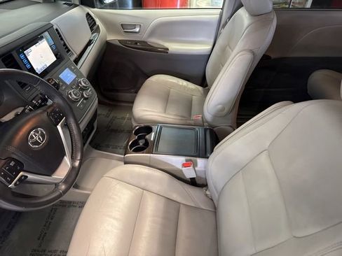 Used 2017 Toyota Sienna XLE w/ XLE Navigation Package FWD image 42