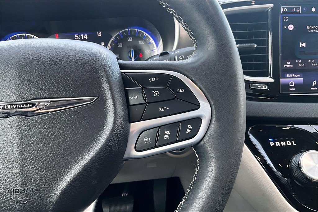 Used 2023 Chrysler Pacifica Touring-L FWD image 19