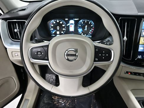 Used 2018 Volvo XC60 T5 Momentum w/ Vision Package AWD/4WD image 7