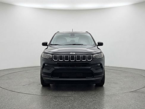 Used 2025 Jeep Compass Latitude AWD/4WD image 2