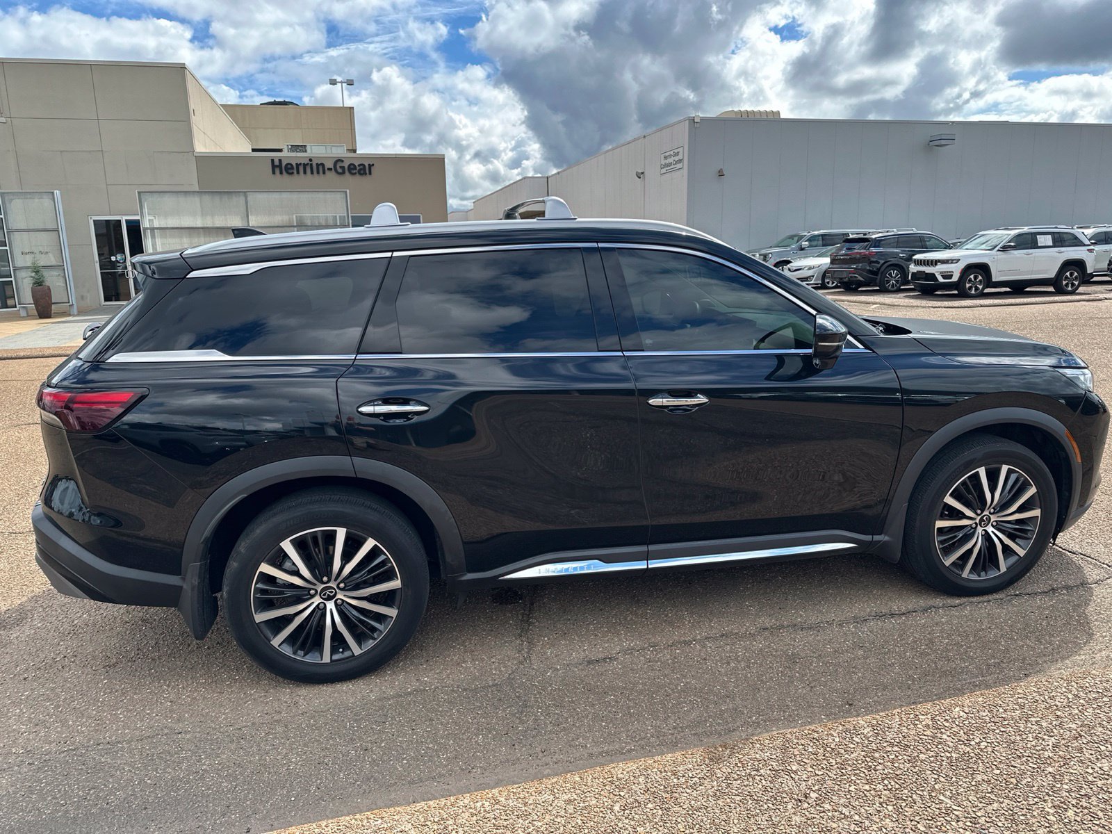 Used 2023 INFINITI QX60 Sensory w/ Vision Package AWD/4WD image 4
