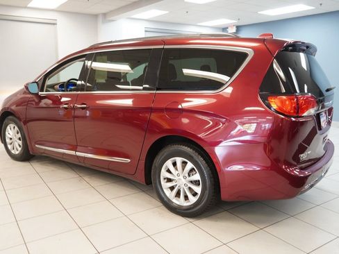 Used 2017 Chrysler Pacifica Touring-L FWD image 7