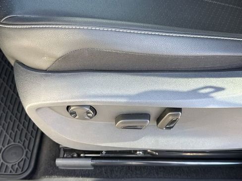 Certified 2023 Volkswagen Tiguan SE R-Line image 40