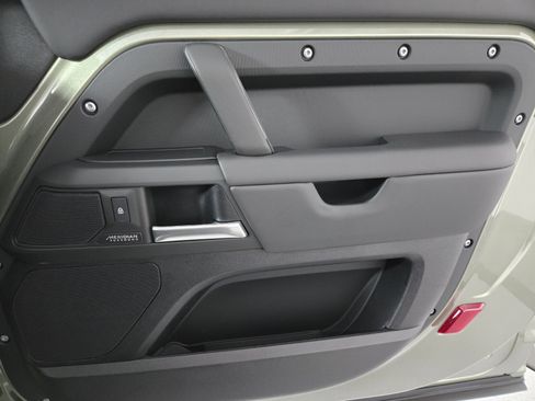 New 2025 Land Rover Defender 90 X-Dynamic SE image 19