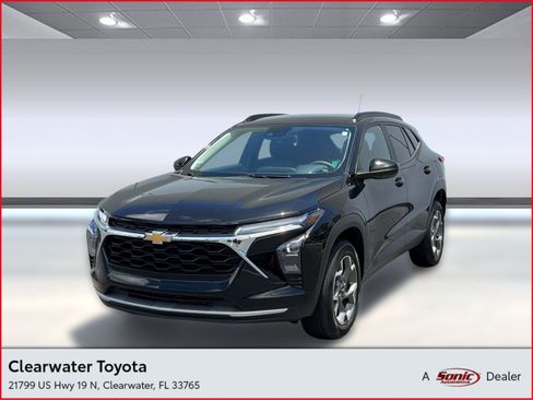 Used 2025 Chevrolet Trax LT FWD image 1
