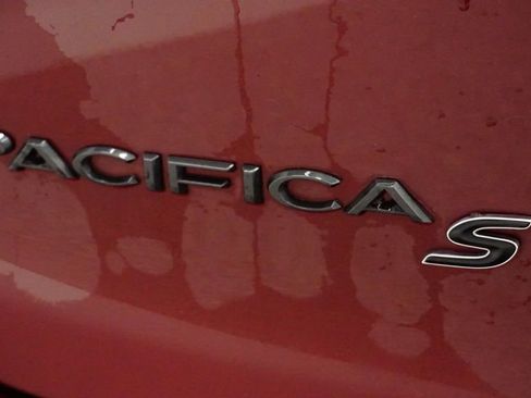 Certified 2020 Chrysler Pacifica Touring-L w/ Advanced Safetytec Group image 17