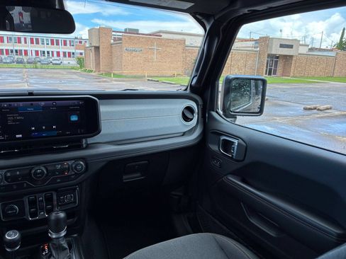 Used 2025 Jeep Wrangler Unlimited Sahara AWD/4WD image 30
