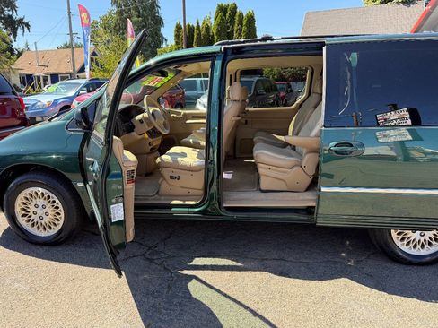Used 1997 Chrysler Town & Country LXi image 19
