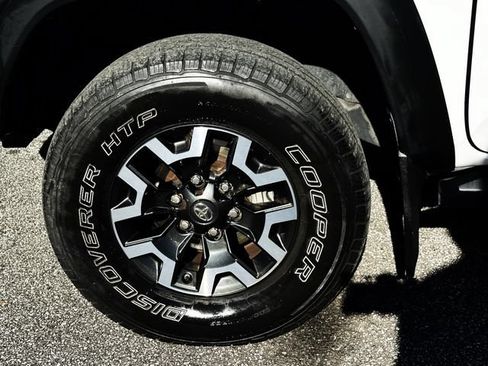 Used 2020 Toyota Tacoma TRD Off-Road w/ TRD Premium Off Road Package AWD/4WD image 10