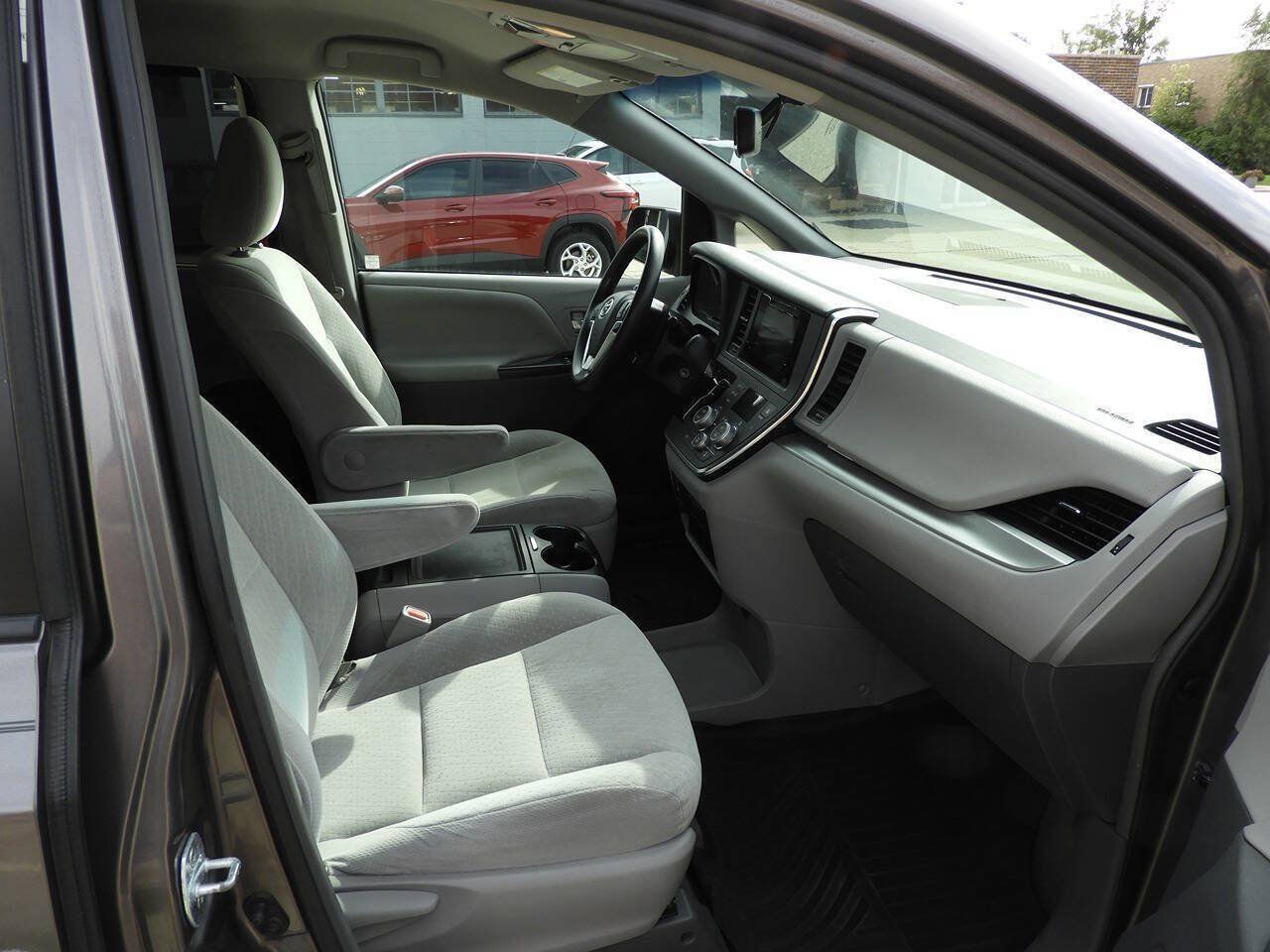 Used 2017 Toyota Sienna LE FWD image 34